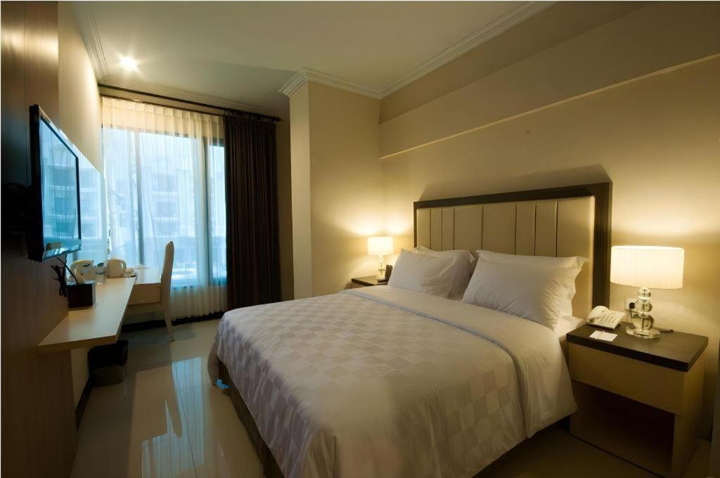 Bella Hotel Surabaya Esterno foto