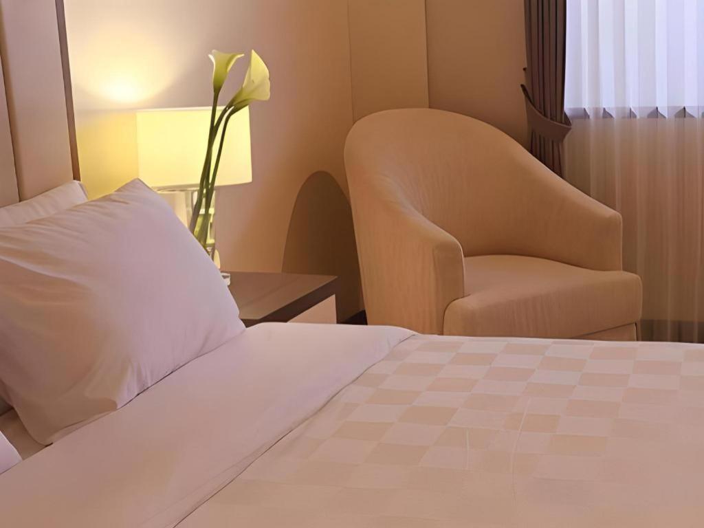 Bella Hotel Surabaya Esterno foto