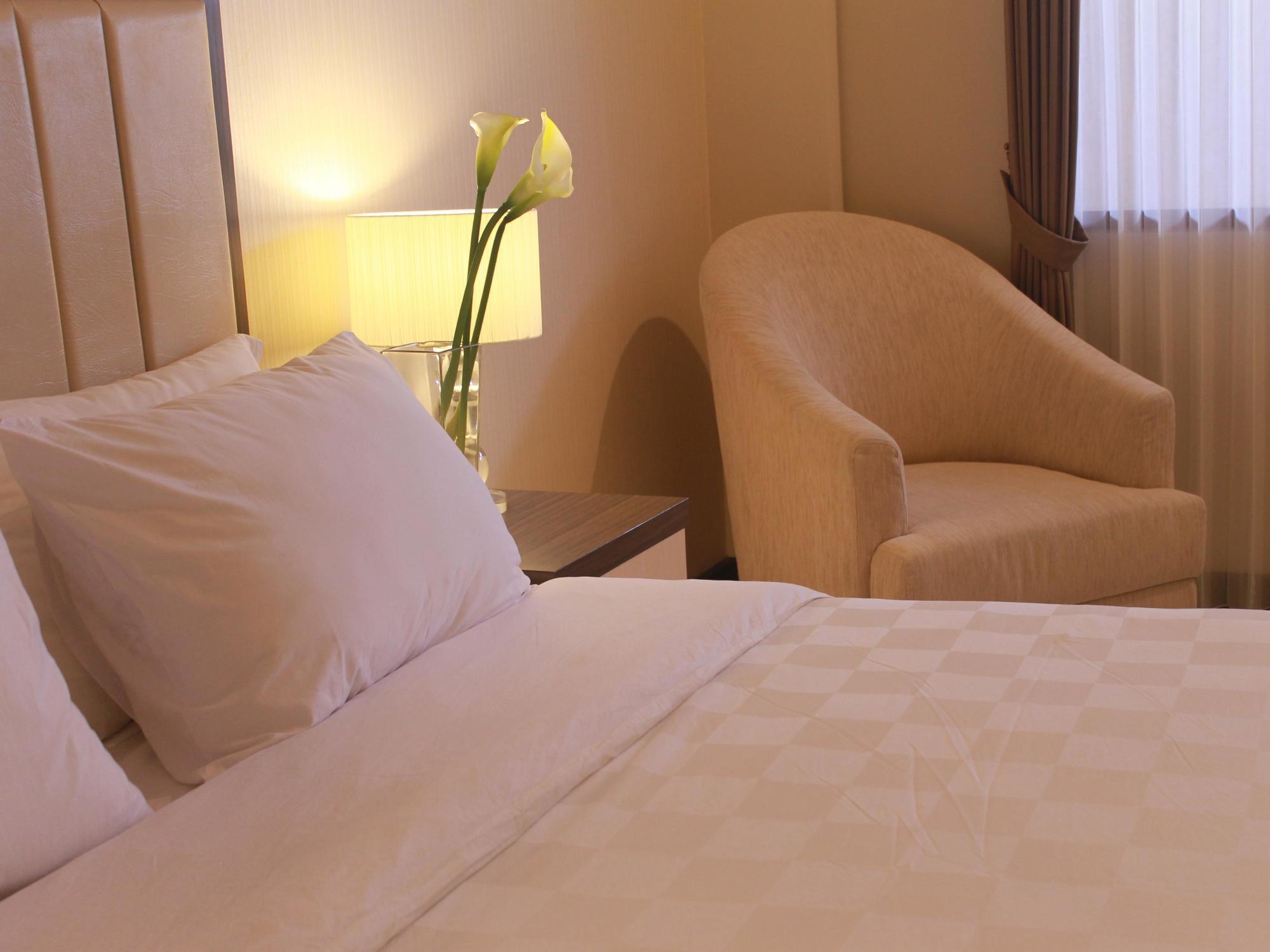 Bella Hotel Surabaya Esterno foto