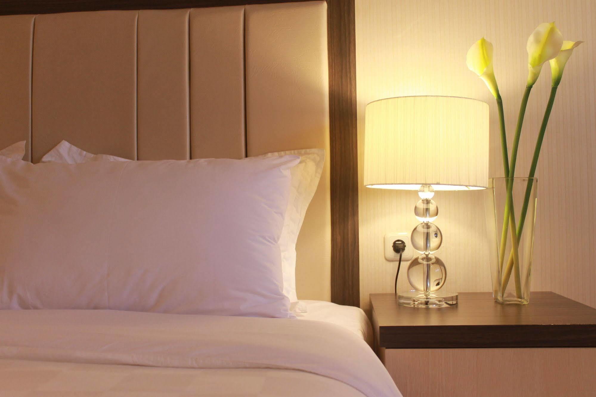 Bella Hotel Surabaya Esterno foto