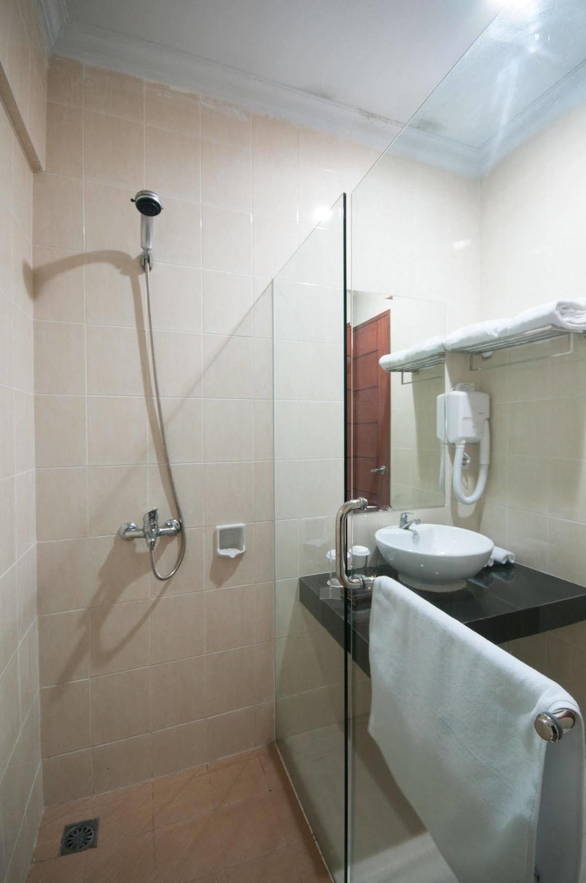 Bella Hotel Surabaya Esterno foto